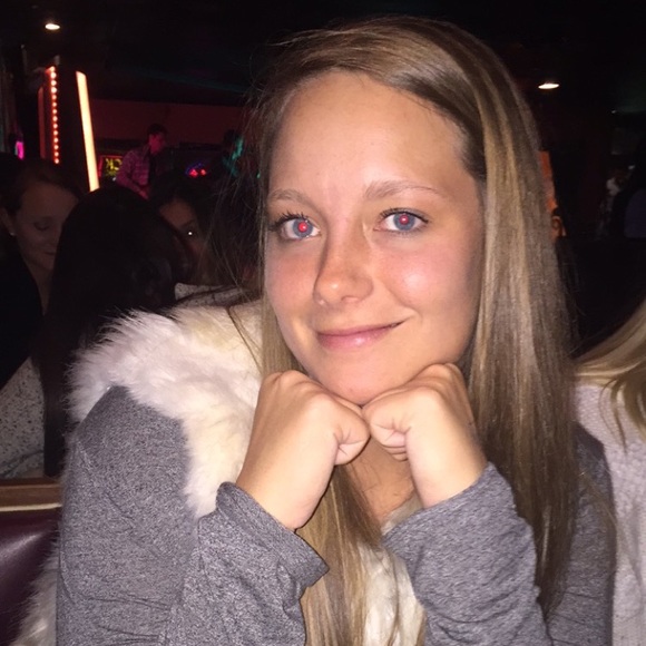 Meet your Posher, Nicole - Picture 1 of 1